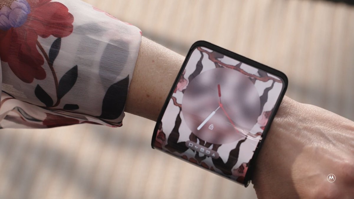 Dexerto's tweet photo. Motorola just revealed a concept for a flexible phone that can be worn around your wrist https://t.co/gwC8gVpwbz