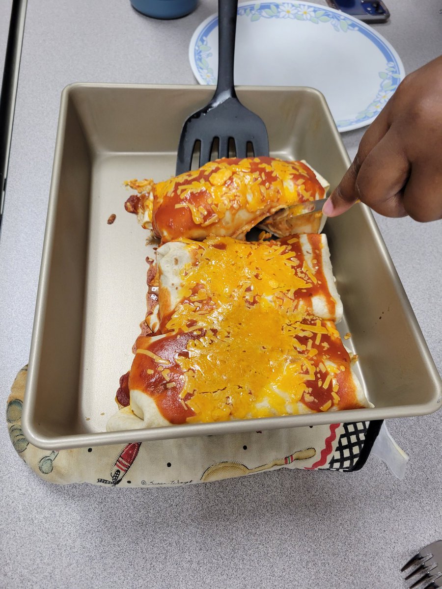 Anderson_FCS's tweet photo. When there are minimal leftovers, you know it was good! The chicken enchiladas took a lot of work, but they were well worth it! #GlobalFoods #Iamstuffed #delicious #AHSisFamily https://t.co/MCW06XuZMT