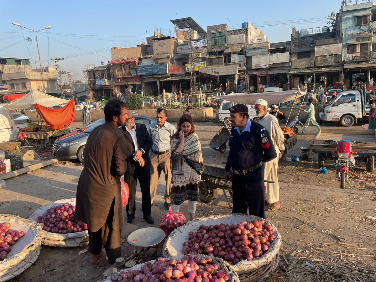 ڈپٹی کمشنر اسلام آباد کی ہدایت پر اسسٹنٹ کمشنر پوٹھوہار کا سبزی منڈی کا دورہ،اسسٹنٹ کمشنر پوٹھوہار نے حکومت کے مقرر کردہ نرخوں کی تعمیل اور نوٹیفائڈ ریٹ لسٹ کی نمائش کے لیے سبزی منڈی کا معائنہ کیا، @ccislamabad @DrMAbdullahTab1