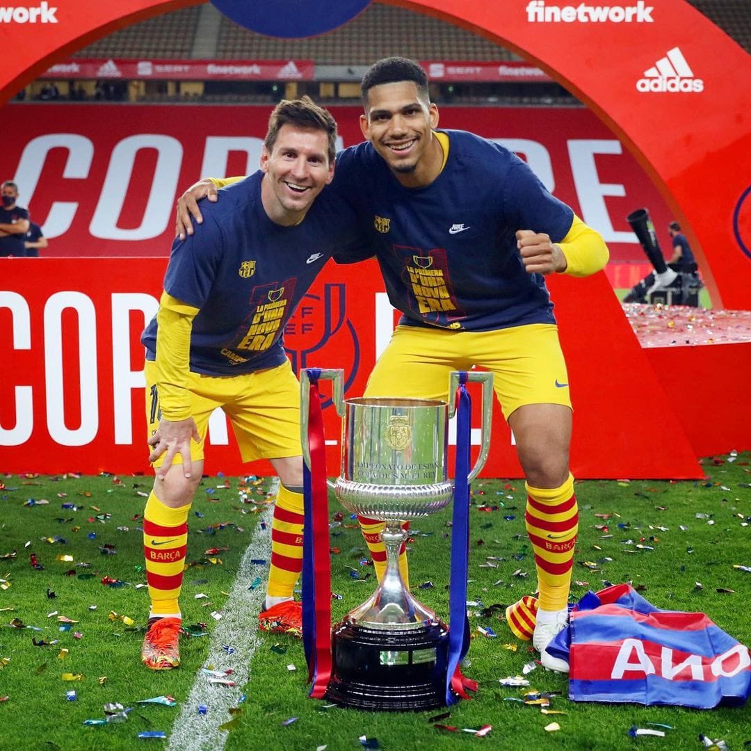 🚨 Araújo : 

« J'espère que Messi remportera le Ballon d'Or. Je pense qu'il le mérite car c'est le meilleur joueur du monde et il sera toujours le meilleur. Je l'ai toujours dit. Il est incroyable. »