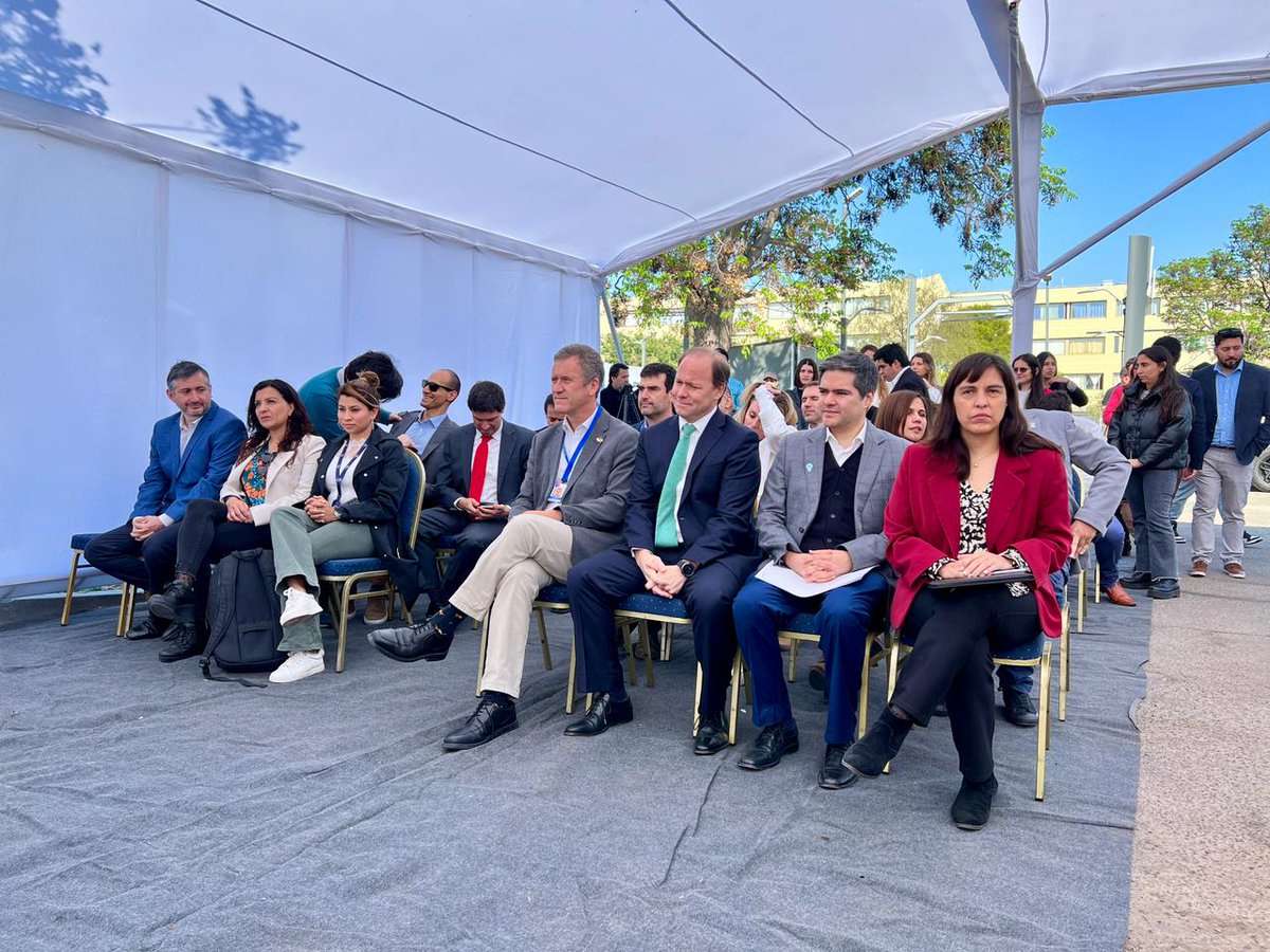 MTTChile's tweet photo. La electromovilidad es una realidad que estamos haciendo avanzar en todo Chile ⚡️

El ministro @JuanCaMunozA, junto con el subsecretario de Energía @feliperamos1980, participaron de la inauguración del primer cargador rápido y público para vehículos eléctricos en Rancagua. https://t.co/tEmBNPcDy5