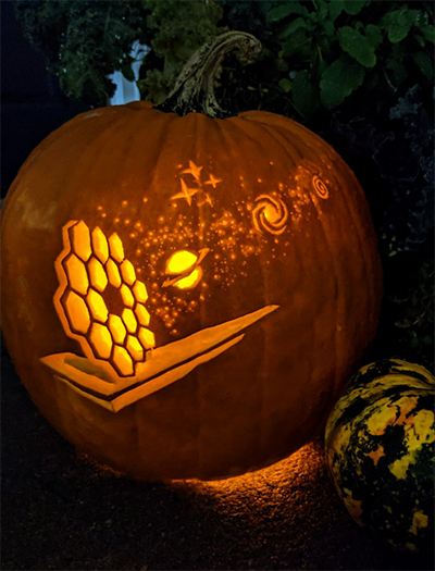 LearnWithNASA's tweet photo. It's no trick. This week's #NASASTEM EXPRESS is full of treats!๐ป
Explore the sinister solar system, visit the universe of monsters & find the perfect template for carving an out-of-this-world jack-o-lantern.๐
Read: https://t.co/Hs18RCtAJo
Subscribe: https://t.co/UBCL8eQ8vr https://t.co/vbjuUSBhLv