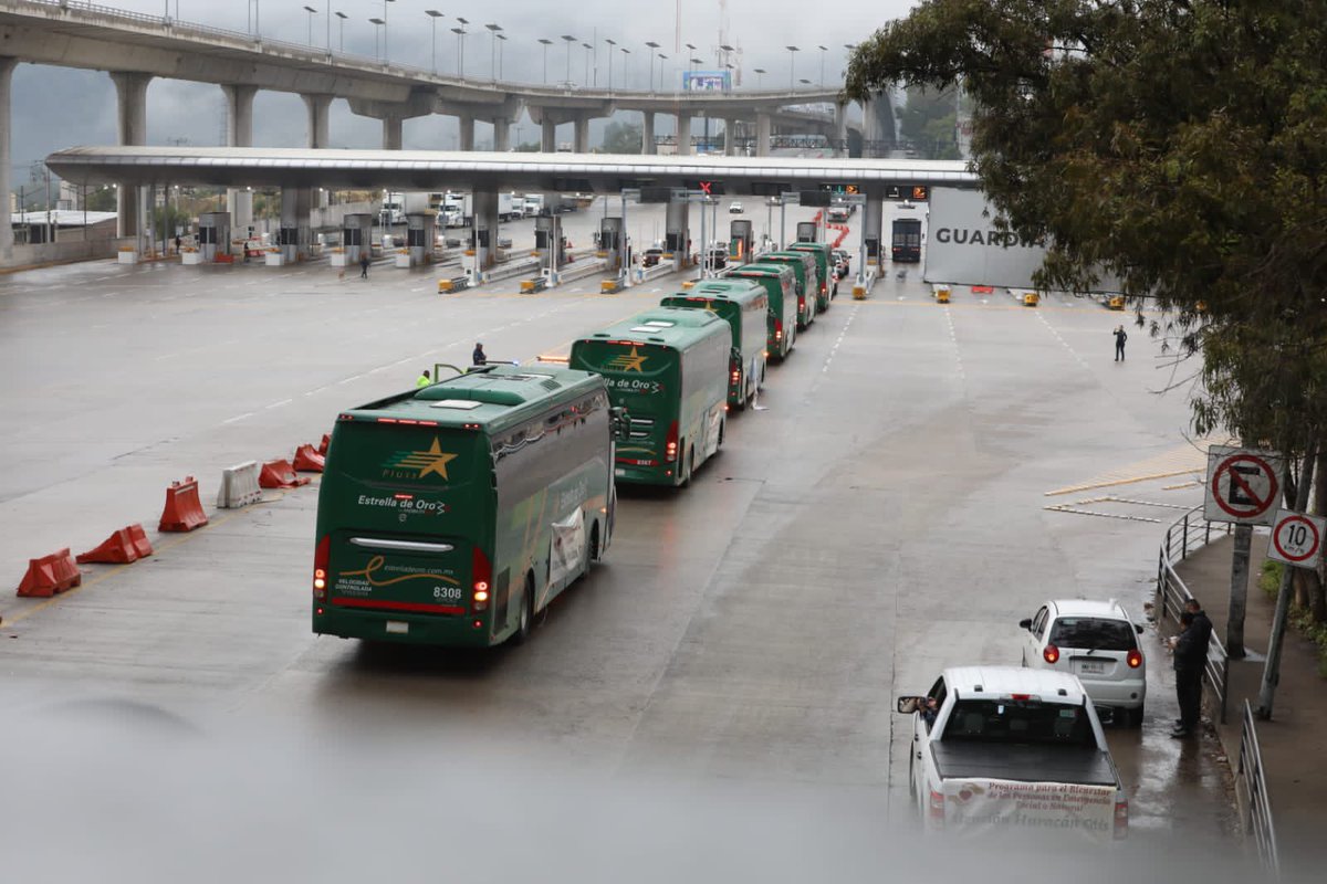 A_MontielR's tweet photo. Por instrucciones del presidente @lopezobrador_ estamos camino al estado de #Guerrero para implementar un censo de afectaciones a personas, viviendas, cosechas y comercios derivados del Huracán "OTIS". 

Llegaremos mil Servidores de la Nación comprometidos de la #CDMX y de diversos estados de la República para llevar a cabo esta tarea. En el @GobiernoMX redoblamos esfuerzos para recuperar el #Bienestar del pueblo guerrerense que hoy nos necesita. 

#FuerzaGuerrero 
#PrimeroLosPobres