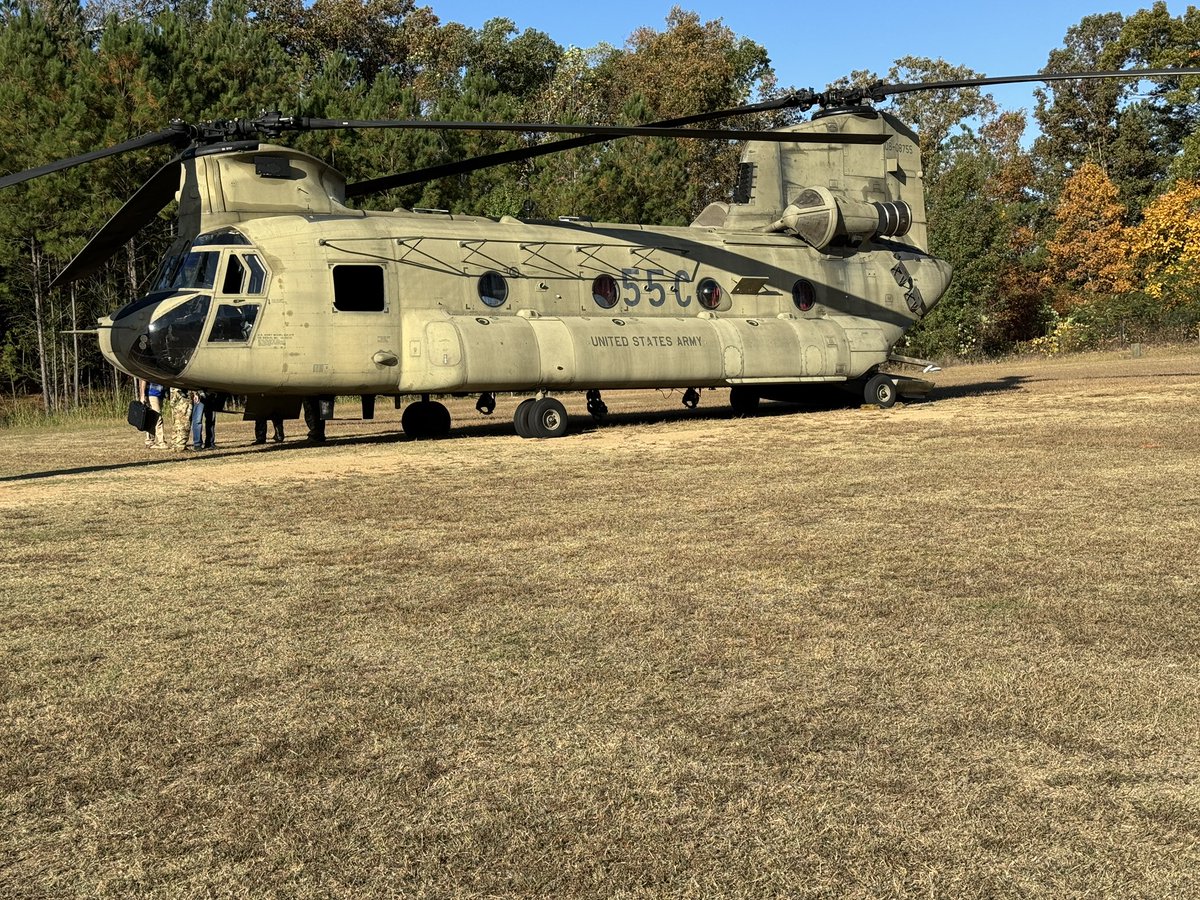 cbshaw22's tweet image. It’s not every day you get to see a Chinook helicopter land at a school! @JEFCOCareerTech @pghs_spartans @JEFCOED