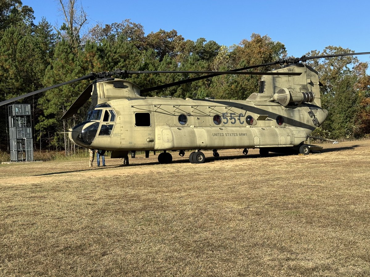 cbshaw22's tweet image. It’s not every day you get to see a Chinook helicopter land at a school! @JEFCOCareerTech @pghs_spartans @JEFCOED