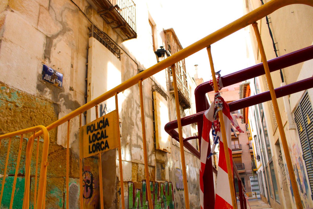 AytoLorca's tweet photo. 🚧 Urbanismo da un ultimátum al ''Banco malo'' para ejecutar las obras que permitan reabrir la calle Joaquín Espín.

📑 Los distintos dueños del inmueble, en las calles Joaquín Espín, Núñez de Arce y Corredera, reciben notificaciones desde 2016.

ℹ️ https://t.co/qcTyYEfPSI https://t.co/IrTvLxB2ej