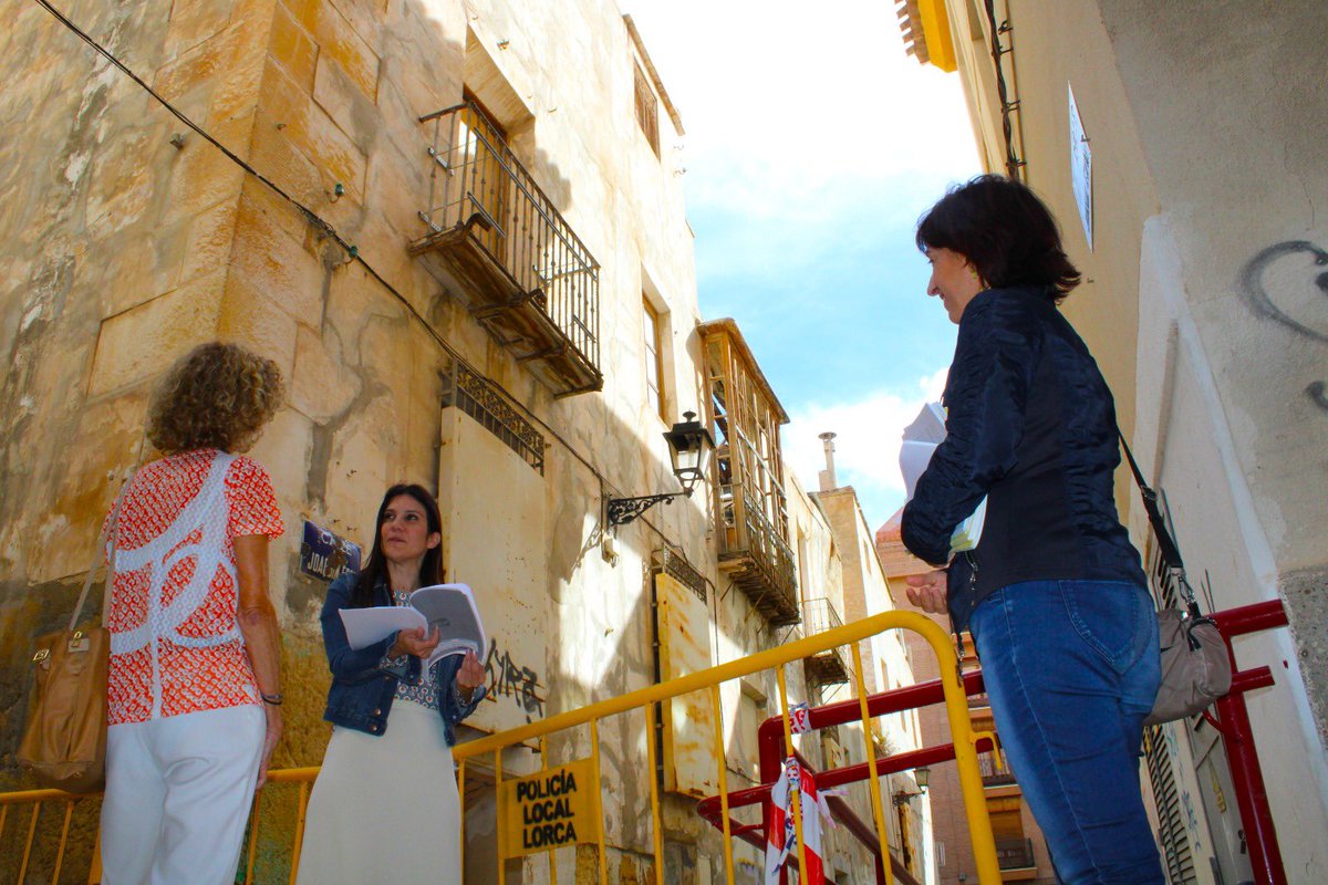 AytoLorca's tweet photo. 🚧 Urbanismo da un ultimátum al ''Banco malo'' para ejecutar las obras que permitan reabrir la calle Joaquín Espín.

📑 Los distintos dueños del inmueble, en las calles Joaquín Espín, Núñez de Arce y Corredera, reciben notificaciones desde 2016.

ℹ️ https://t.co/qcTyYEfPSI https://t.co/IrTvLxB2ej
