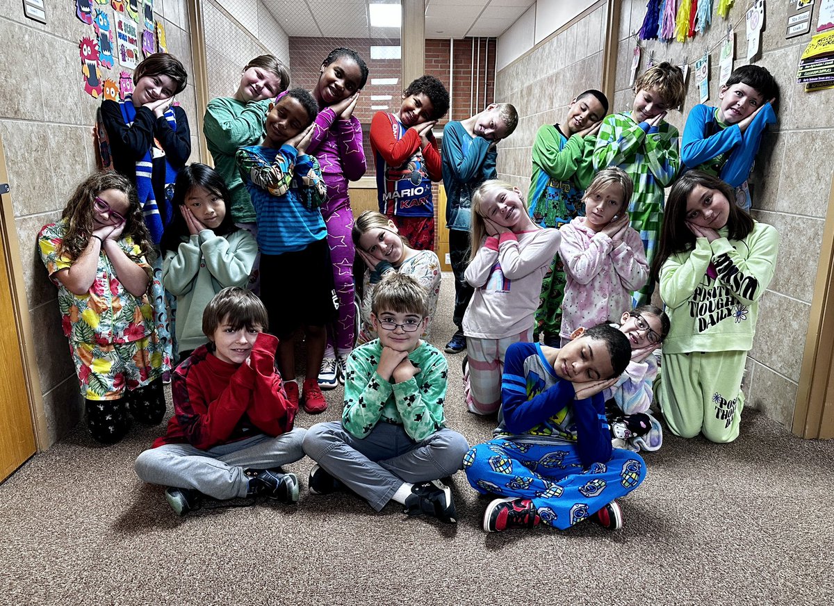 HonkolasClass's tweet image. We wake up drug free! #RedRibbonWeek2023  #vikinglearners  #3rdGrade