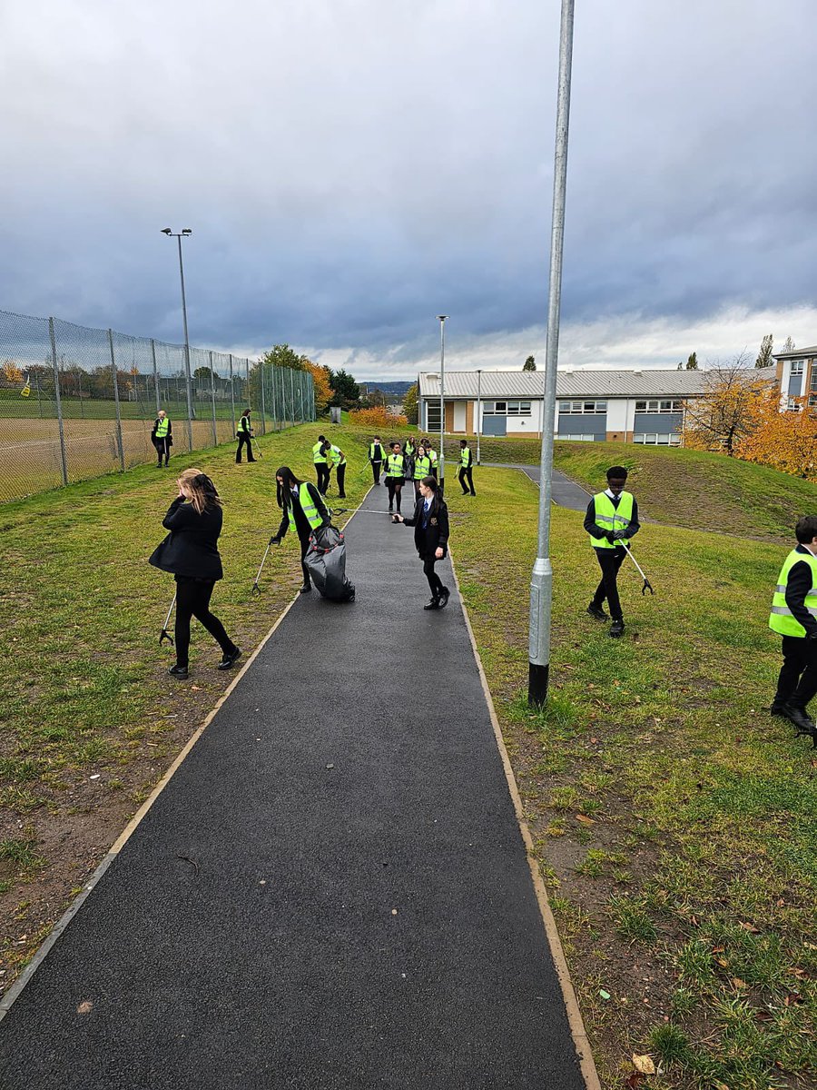Our S2 continuing our litter picking programme and working hard to keep our school grounds and local community litter free. #litterpicking #community @StAndrewsRCSec @amygoo27 @LfsGlasgow @KSBScotland @EdScotLfS