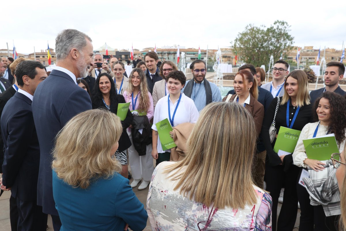 CasaReal's tweet photo. El Rey ha mantenido un encuentro con una representación de los asistentes al programa "Talento en crecimiento", tras clausurar el XXII Congreso de Directivos CEDE en Granada.

➡️https://t.co/1XCpKLqmNW https://t.co/WqG0PjpuJX