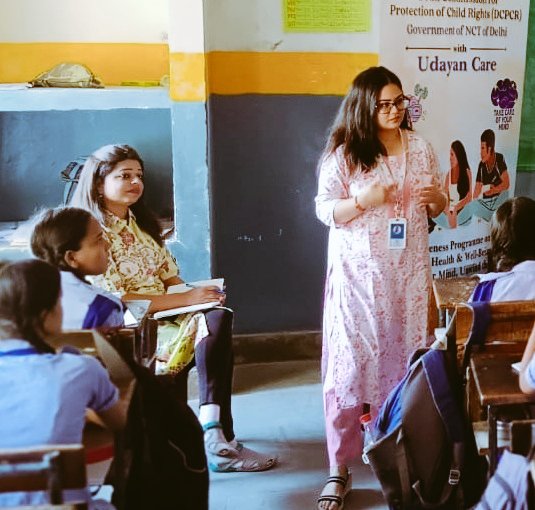 Anu_DOE's tweet image. A workshop on &apos; Building a foundation for support&apos; was organised by @DCPCR with @udayancare in SKV JJ Colony Khichripur

Students learnt about:
🔺How important it is to start a dialogue on Mental health, 
🔺How to cope with stress
🔺U-Stress &amp;amp; Distress