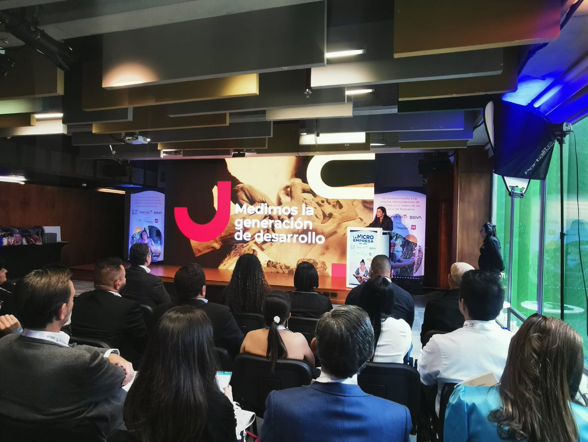 Viviana Araque, presidenta ejecutiva de #Bancamía, señaló en la #MicroempresaDelAño que "en promedio, durante estos 15 años, el 54% de nuestros clientes han sido mujeres, con lo que alcanzamos un impacto diferencial".