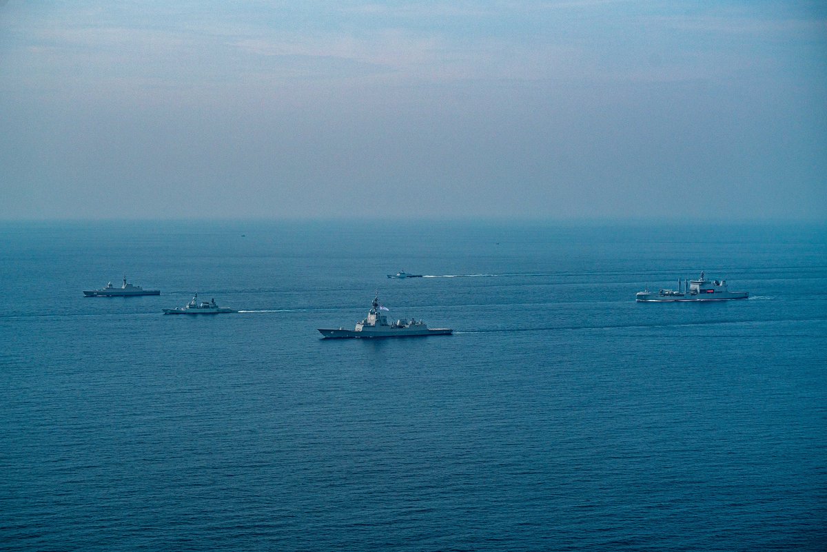 sweeneygov's tweet photo. Five Powers Defence Arrangement #FDPA Exercise #BersamaLima 2023 used 400 @NZDefenceForce personnel, with crew from @NZNavy frigate HMNZS Te Mana + tanker HMNZS Aotearoa. Exercise training included maritime ops, vessel boarding, replenishment-at-sea + jungle warfare for @NZArmy https://t.co/KQLYMvObnY