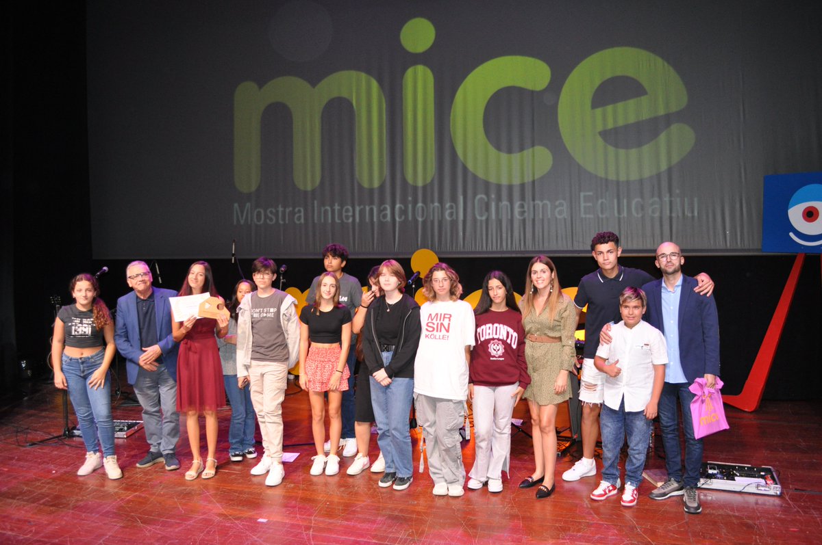 micefestival's tweet photo. À Punt @apunt_media, com a mitjà de comunicació oficial de la #MICE2023, feia entrega del premi La Colla À Punt, guardó especial que reconeix les peces audiovisuals amb contingut en valors, que este any han sigut per als curts 'La colla d’especialistes' i 'La mestra'. https://t.co/dWDbz9ig8N