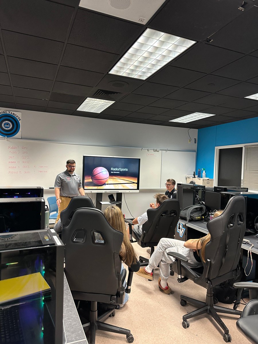 RVSDPanthers's tweet photo. 📻🎙Thanks to Renda's Jake Slebodnick for visiting River Valley's Sports Marketing Class today and sharing your career experience and expertise in broadcasting with our students!
@_RadioJake @RVSDSuper  @rvhspanthers1 @WQMU925FM https://t.co/jdckOPftFW