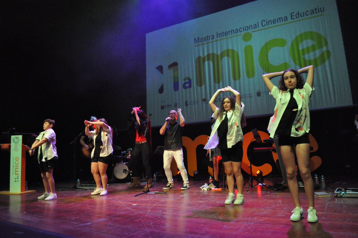 micefestival's tweet photo. 🏆 Impressionant Gala de Cloenda de la #MICE2023 al @TeatreMicalet de València!

Així hem viscut l'entrega de premis de l'onzena edició de la MICE, amb les actuacions del grup 'Benifaió en dansa' i @WENERGIAHUMANA i la presentació d'Alicia Llorca i Beatriz Terrades. https://t.co/q4AGntDmas