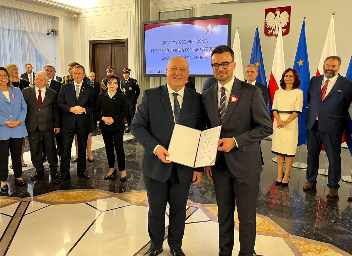 Wracamy na demokratyczne tory. ✌️🇵🇱Dziś w Sejmie posłanki i posłowie odebrali zaświadczenie o wyborze. Dziękujemy Wam za zaufanie! Ogromne gratulacje dla naszej drużyny @ElzbietaGelert @AnnaWoj88279138 @jacek_protas Stanisław Gorczyca @CichonJanusz @PapkePawel @MaciejWrobelOf