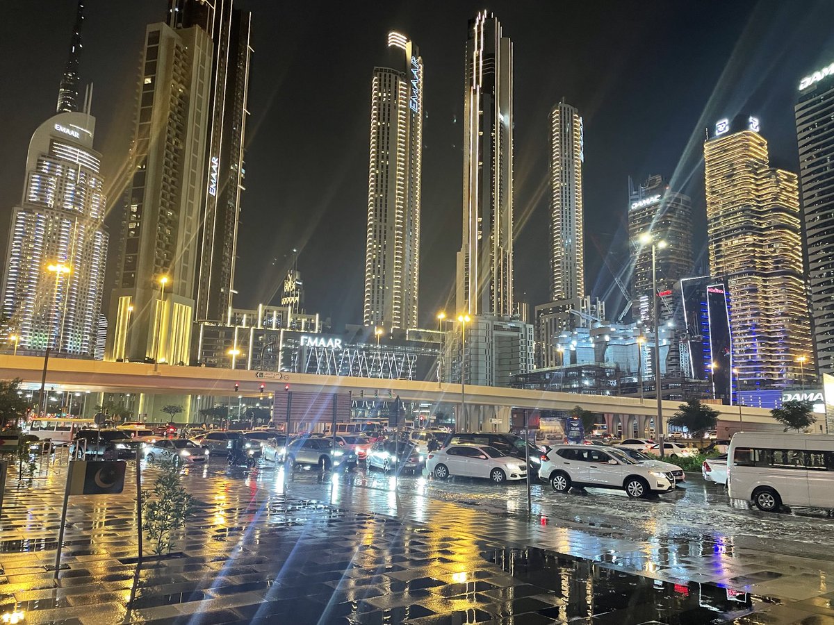 terencefsmith's tweet photo. A rainy night in Dubai… https://t.co/sHUWfGsYhV