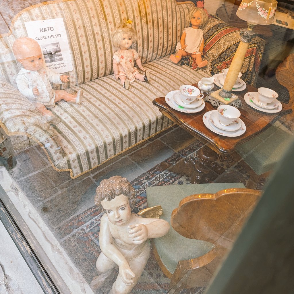 futureunmapped's tweet photo. Antique dolls and an angel statue attending a tea party sounds like the beginning of a truly terrifying episode of #DoctorWho. https://t.co/VxuIjDosRF