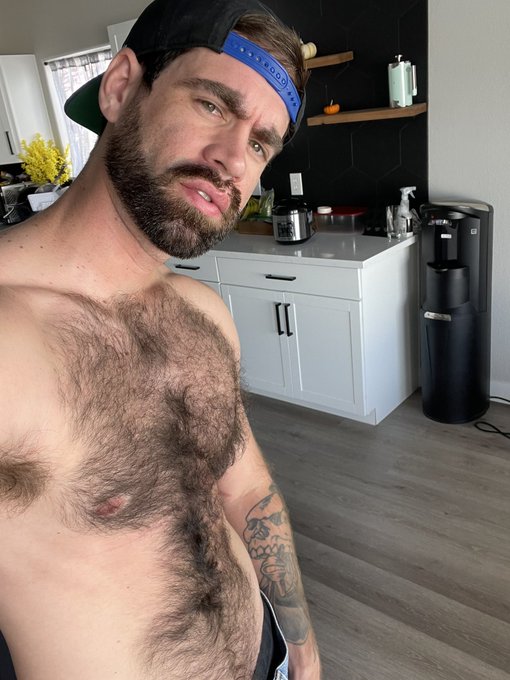 Raise your hand if you'd blow me in the kitchen🙋&zwj;♂️ https://t.co/7jGzeDI3BJ