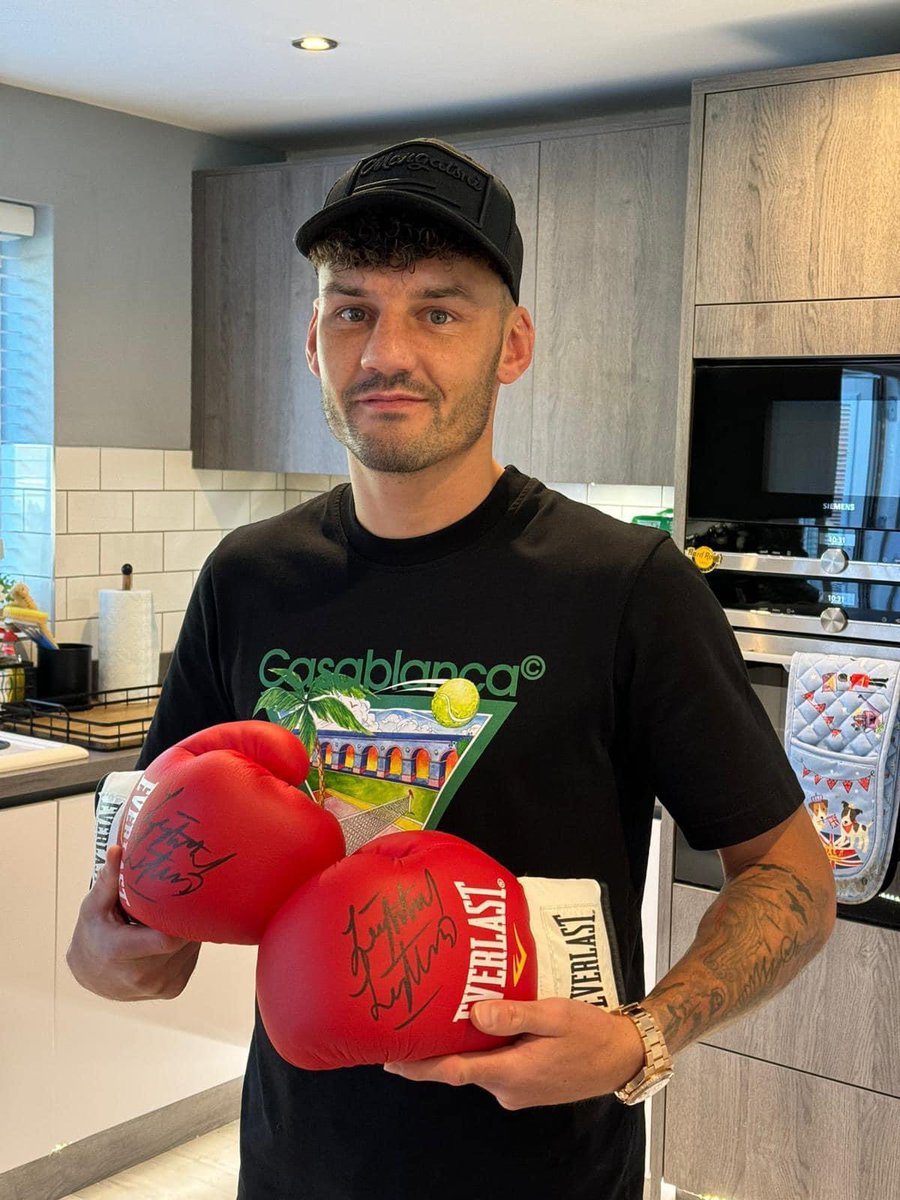 Defibs4GRF's tweet photo. Want to be the owner of a signed 🥊 glove from Nottingham’s very own #WorldChampion @itsLeighWood
We are doing a silent auction starting at £50
DM your bid. The highest at 8pm 01-Nov-23 will be our winner. Good luck
Proceeds go towards purchasing defibrillator number 38 ⚽️❤️ https://t.co/thguKrjGqr