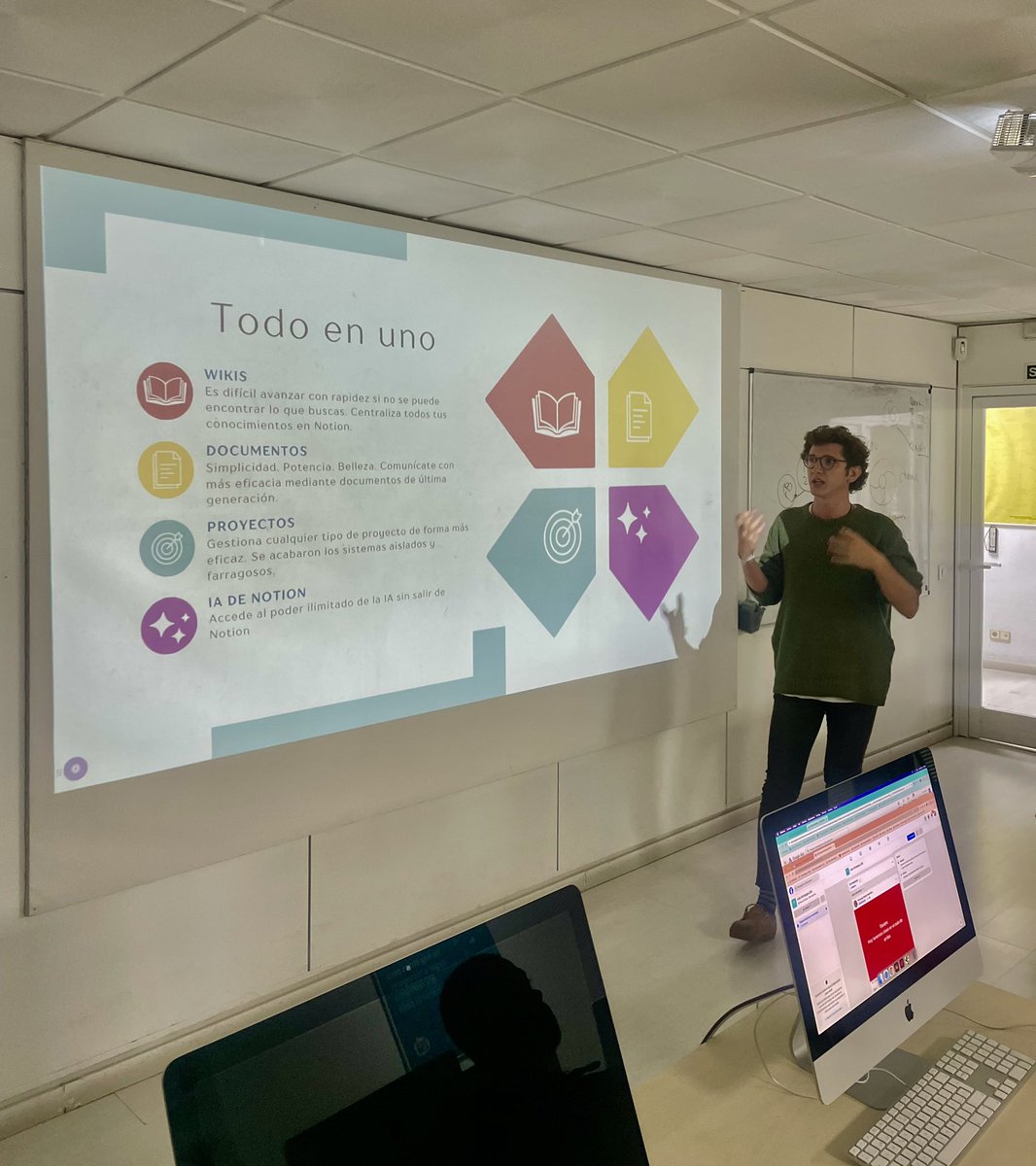 No estoy muy segura de haberme enterado de la explicación de la #app <a href="/NotionHQ/">Notion</a>, pero nos lo hemos pasado chachi con <a href="/JavichuRMD/">Javier Ruiz Montesinos</a> y <a href="/NaimAriass/">Naim Arias</a> reivindicando que <a href="/EstrategiKoala/">EstrategiKoala🐨</a> son los prefes se <a href="/aulaCM/">Aula CM - Escuela de Comunicación y Marketing</a> 😂

#notion #marketing #communitymanager