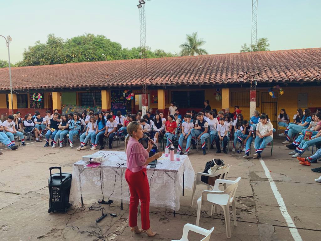 lilizayasgu's tweet photo. Celebro el compromiso con la educación en #Ddhhdelasmujeres del colegio nacional Acosta Ñu de la ciudad de San Antonio. Agradezco la invitación de la Fiscal @VictoriaAcua17 @MinPublicoPy destacando su compromiso para prevenir toda forma de violencia desde la educación en igualdad https://t.co/ytuwPjNMhq