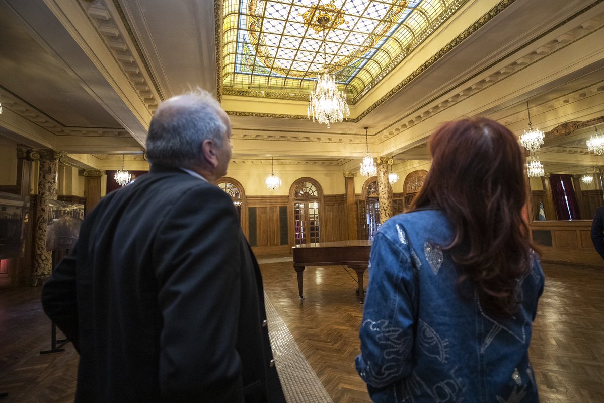 CFKArgentina's tweet photo. Visitando el edificio de la Confitería Del Molino, frente al Congreso de la Nación. En el 2014 promulgamos la ley que permitió recuperarlo y restaurarlo para poner en valor un espacio con un enorme valor histórico, cultural y patrimonial. https://t.co/CoUhpJjHCn