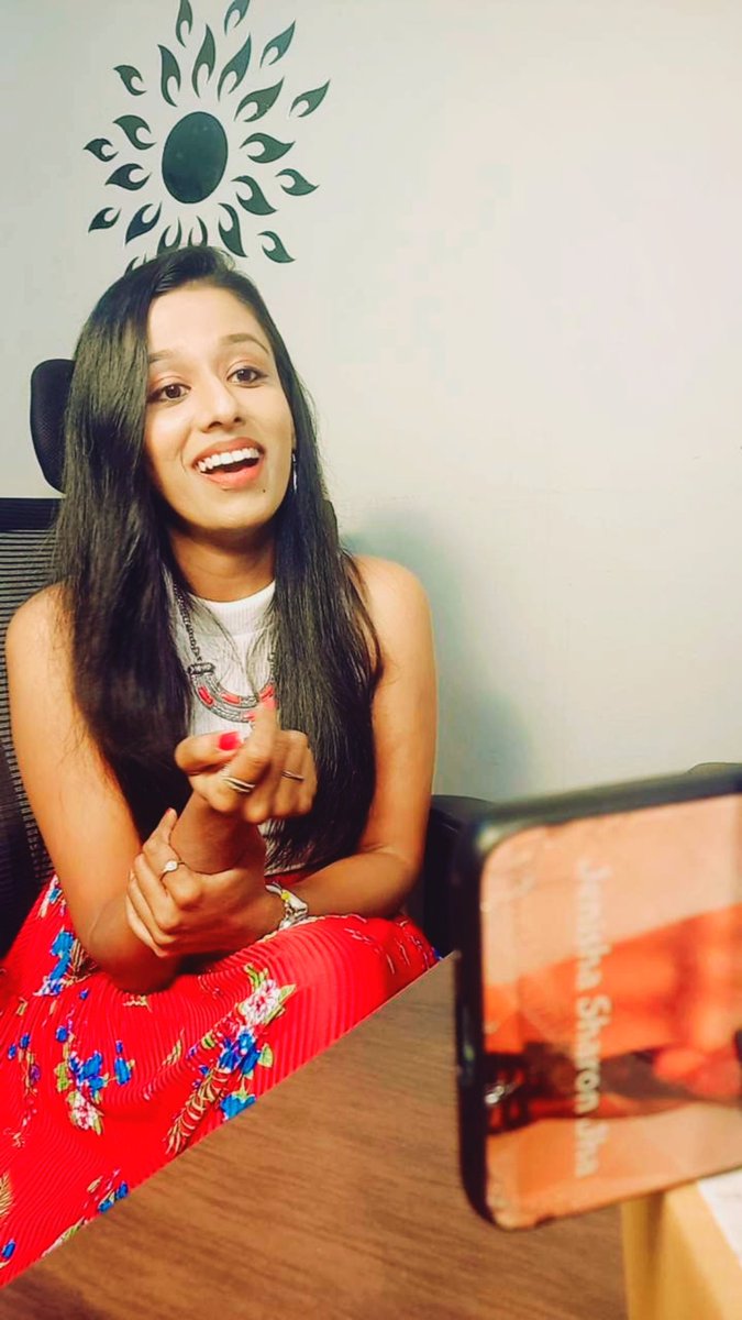 JenishaSharon's tweet image. Caught candid red-handed in between an interview today #lifeofjeni #interviewtime