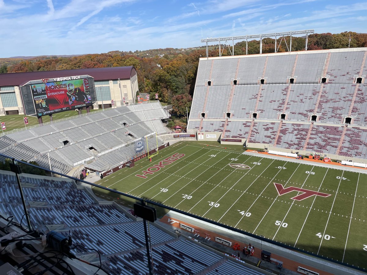 You couldn’t ask for a better day for some college football! Great tailgating-beautiful 🍁 🍂 as ⁦@HokiesFB⁩ take on Syracuse. On the air with ⁦@zach_w_mackey⁩ & ⁦@BillRoth2020⁩ at 5:30 & kick off at 7:35. Go Hokies!