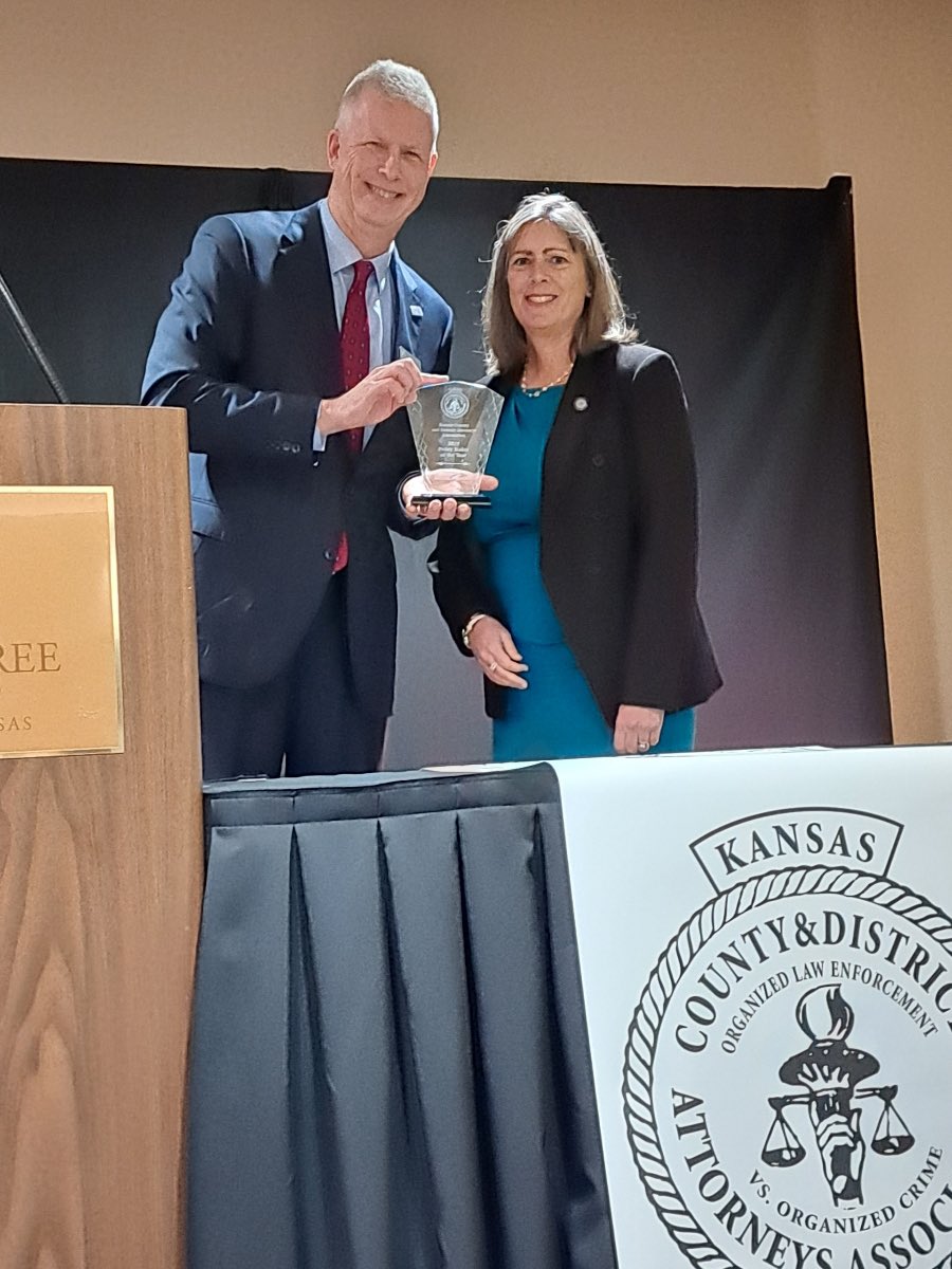 Congratulations #ksleg Sen. Kellie Warren for receiving the Policy Maker of the Year Award from the KS Association of County and District Attorneys!
