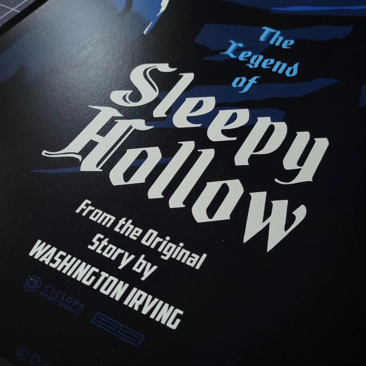 microcosmcmedia's tweet photo. Along with today's #halloween45 releases, I put up my last few THE LEGEND OF SLEEPY HOLLOW Artist Proofs (xx/20). Reg. edtion sold out at the @CyclopsPrints Screenprint Showcase at Disneyana Gallery / Disneyland U.S.A. last month, so last dance...last chance... https://t.co/wUtOX10uxj