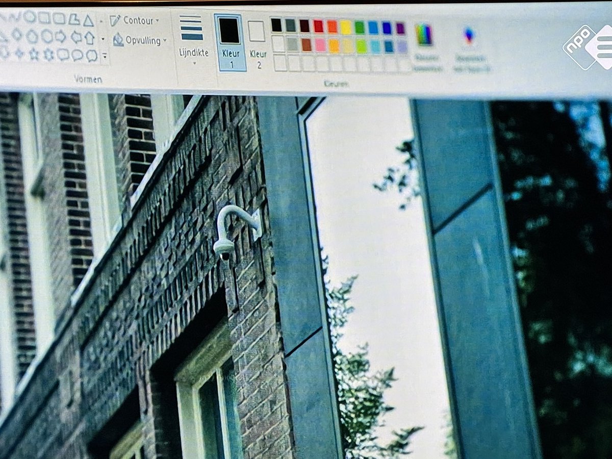 RemkoWeijnen's tweet photo. Nou @selmarsmit ik snap dat de regie iets leuks in beeld wil brengen maar foto van de camera openen in mspaint #datkanbeter https://t.co/WQ5f4nrVaz