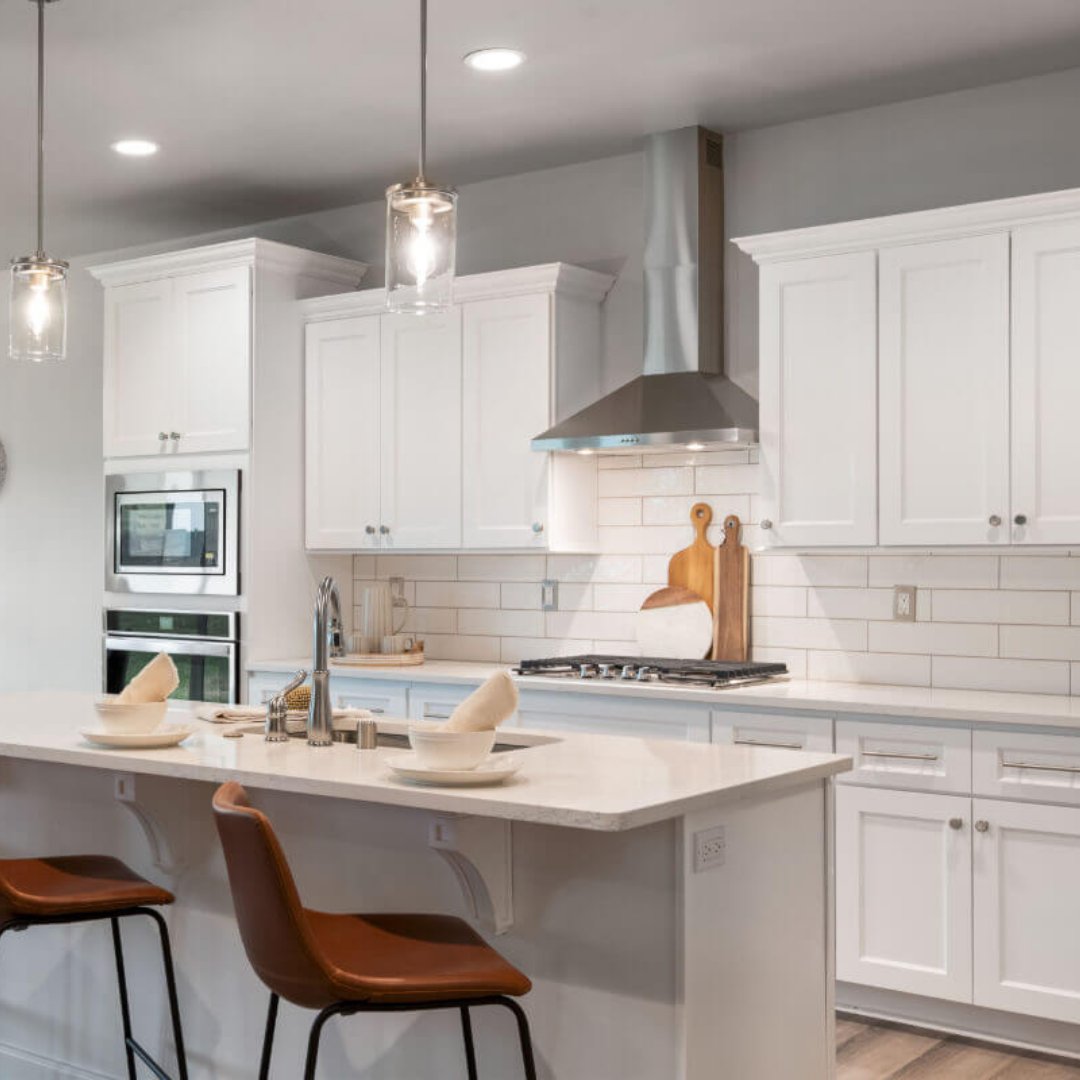 SurplusTx's tweet image. The Brooklyn Bright White cabinet design features a clean, bright, and modern style that will elevate the look of any kitchen. With its classic design, the Brooklyn Bright White collection is sure to impress clients and add value to your home.