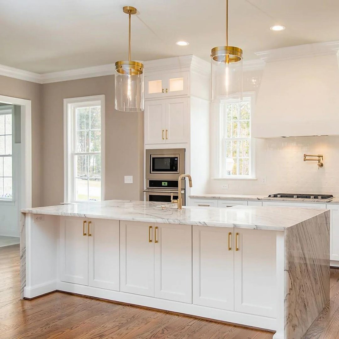 SurplusTx's tweet image. The Brooklyn Bright White cabinet design features a clean, bright, and modern style that will elevate the look of any kitchen. With its classic design, the Brooklyn Bright White collection is sure to impress clients and add value to your home.