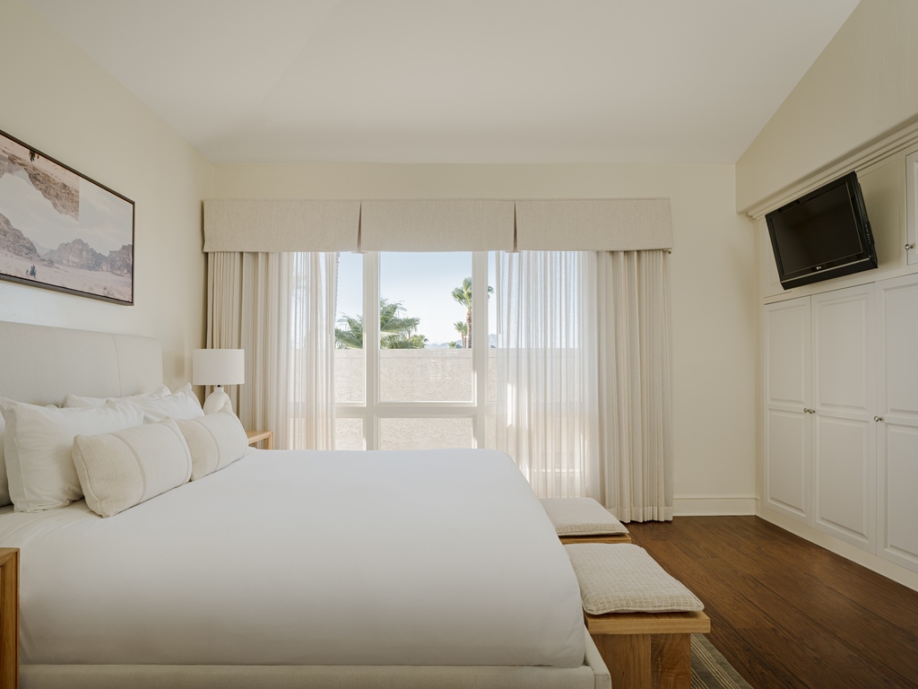 Planning a holiday getaway? The Sedona Grand Suite is the perfect place for the family to gather. Head over to the link in our bio to book your stay and spend time with us this holiday season.