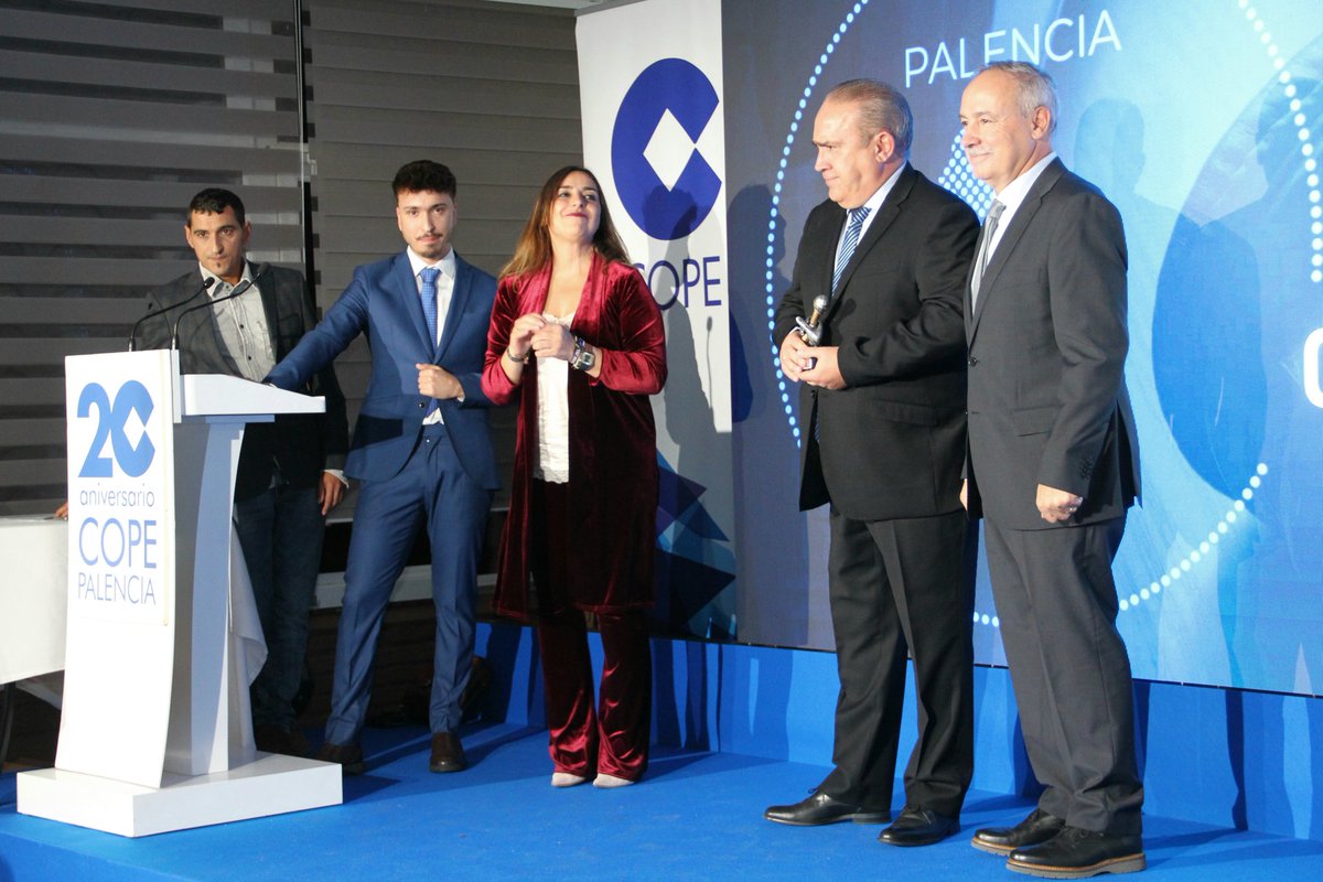 PalenciaAyto's tweet photo. La alcaldesa de #Palencia @mndres ha sido la encargada de entregar el #PremioEmpresaFamiliar de @copepalencia a los hermanos Miguel y Pedro Sagredo del Grupo Inmapa durante una gala celebrada esta tarde en el Hotel Rey Sancho. https://t.co/OOQCOiMoUe