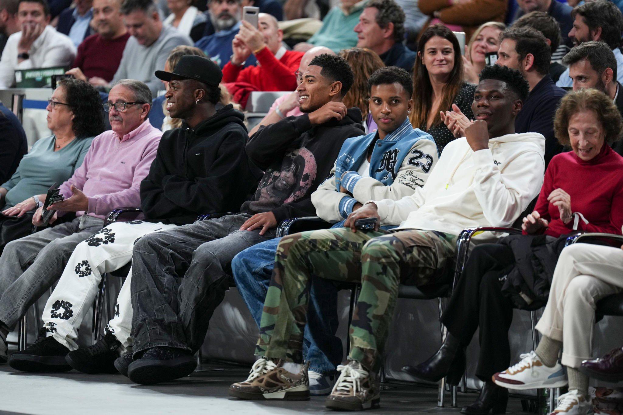Real Madrid Fans 🤍 on X: "Vinicius, Jude Bellingham, Rodrygo y Tchouameni apoyando al Real Madrid de baloncesto ✨ https://t.co/ammrylDibf" / X