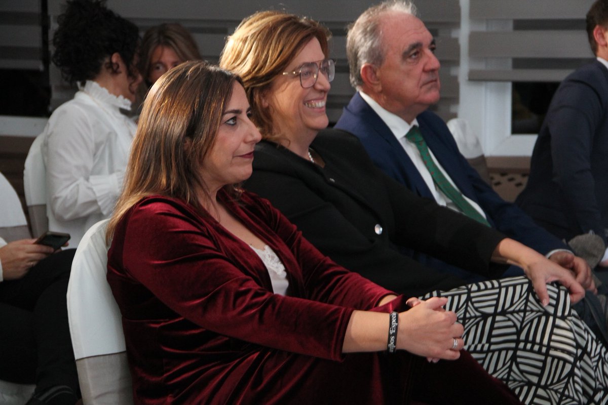 PalenciaAyto's tweet photo. La alcaldesa de #Palencia @mndres ha sido la encargada de entregar el #PremioEmpresaFamiliar de @copepalencia a los hermanos Miguel y Pedro Sagredo del Grupo Inmapa durante una gala celebrada esta tarde en el Hotel Rey Sancho. https://t.co/OOQCOiMoUe