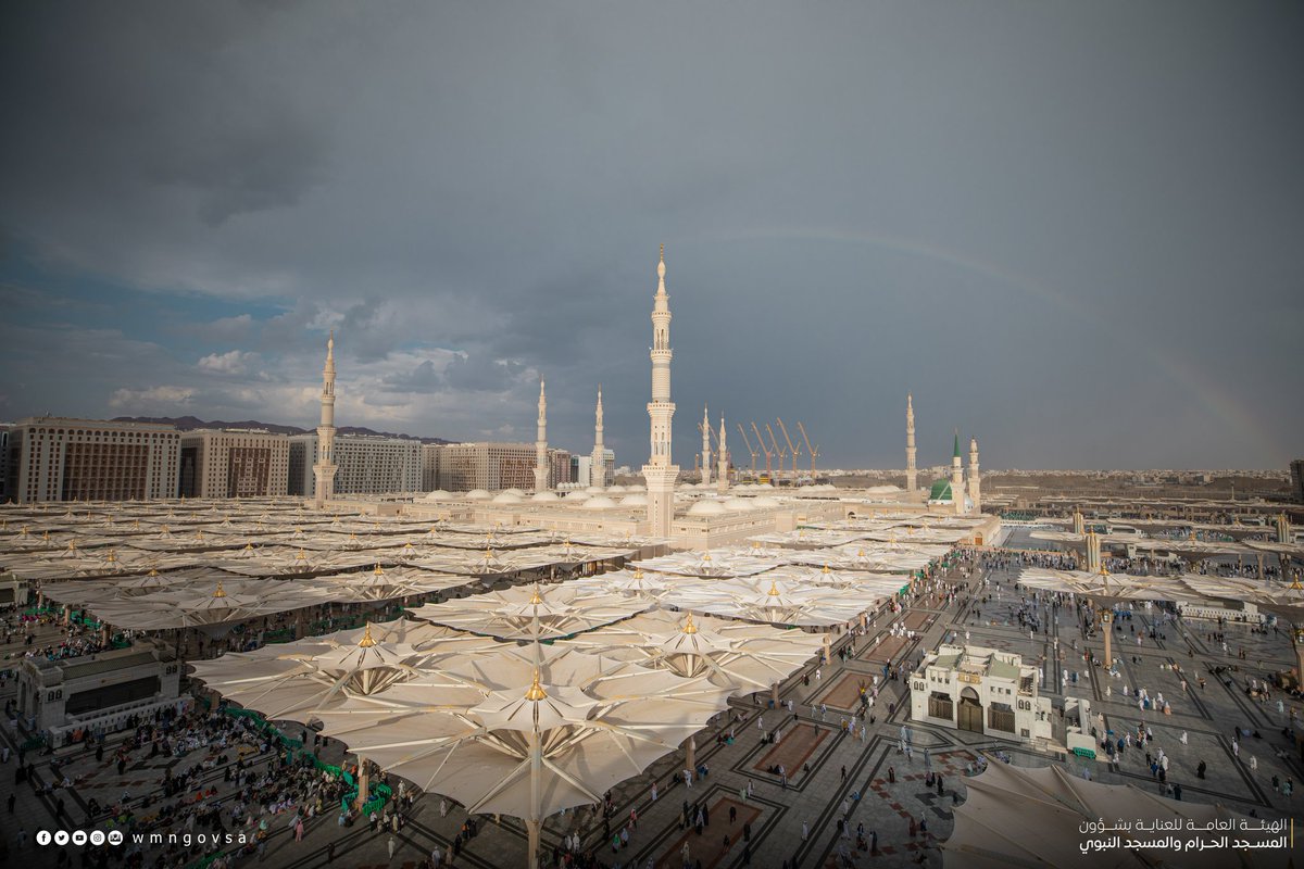 HaramainInfo's tweet photo. Rainbow over Masjid An Nabawi and beautiful scenes of Isha Prayer from Masjid Al Haram https://t.co/b581xmH76f
