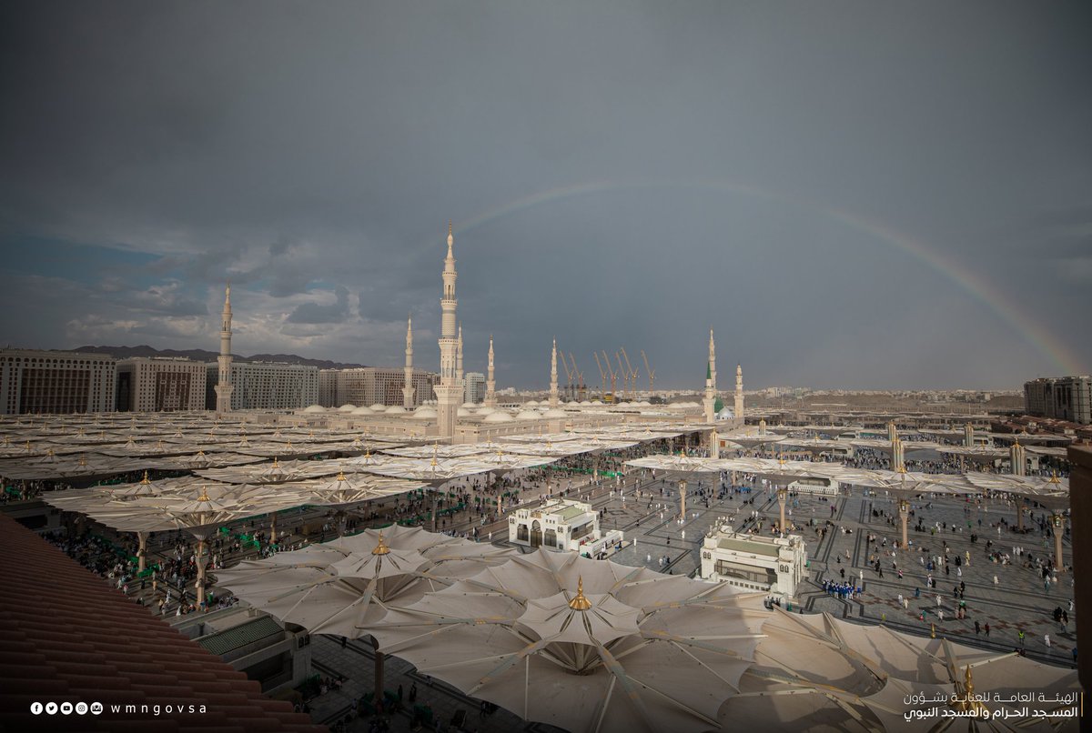 HaramainInfo's tweet photo. Rainbow over Masjid An Nabawi and beautiful scenes of Isha Prayer from Masjid Al Haram https://t.co/b581xmH76f