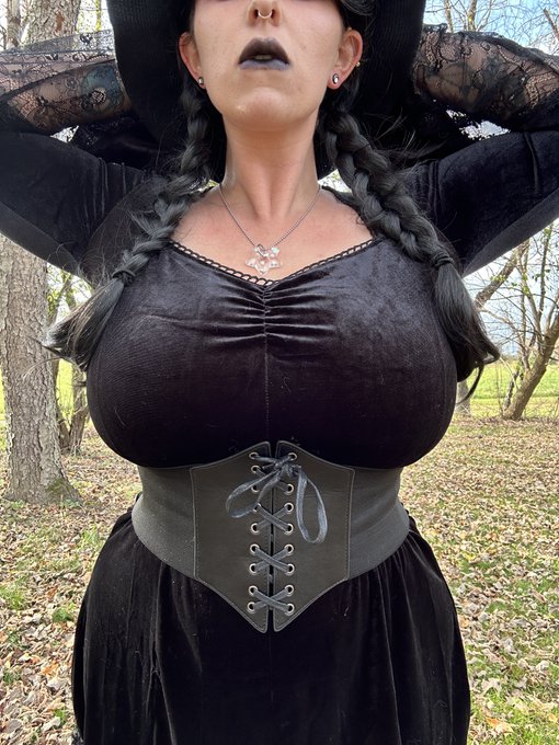 Yall aren&rsquo;t ready for how good I look in witchy/gothy makeup https://t.co/PSBAVaQehw