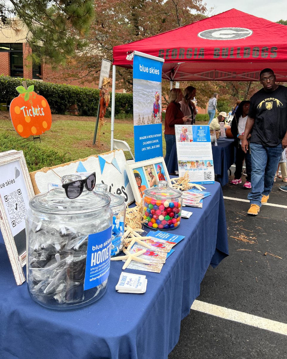 WhereSkiesRBlue's tweet photo. Hey y’all, Melinda here! 
I wanted to give a BIG thank you to #WestSideElementary, the school I attended in my elementary days, for allowing me to be part of their #fallfestival and sharing the love of #BlueSkies with this great community! #GoStingers! 

#painttheirskiesblue https://t.co/JhcbF5QBXB