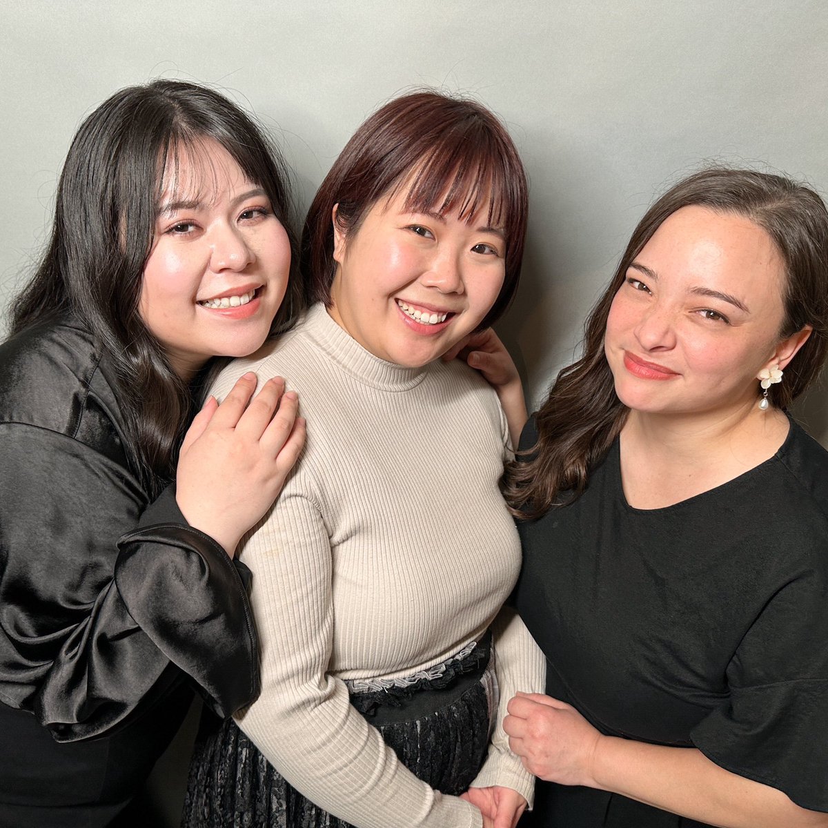 昨日は Andrea @Anchan8809 / のぞみ @Nozomi_blooming / 弓月彩楓 <a href="/yzk_syk/">弓月 彩楓</a> が一緒のお仕事でした。
弊所からモデルが2人の撮影は時々ありますが、3人が揃うことはめずらしいです！
こちらは撮影終わりに事務所に寄ってくれた3人。アレルギー性鼻炎で鼻を真っ赤にしている私を心配してくれました…！