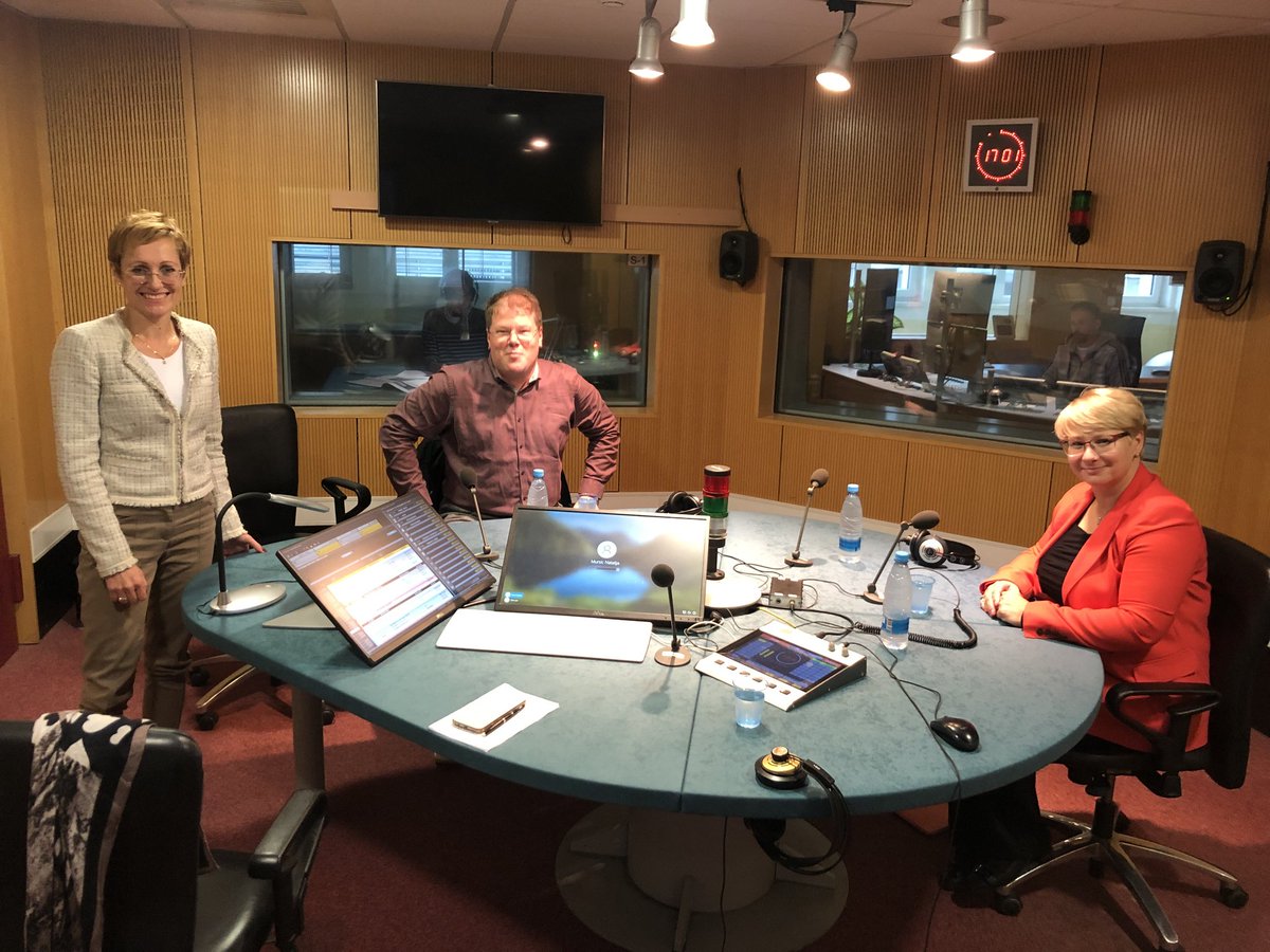 radioPrvi's tweet photo. Dva vojaška konflikta potekata na dvorišču Unije, pomen Evrope v geopolitiki sveta bledi, tudi na gospodarskem področju sta jo prehiteli Amerika in Kitajska. Kaj je prava pot za Unijo in kje so pasti? V današnjem Studiu ob 17.00 o vrhu EU z voditeljico Eriko Štular in gosti. https://t.co/ZKtImk0xD7