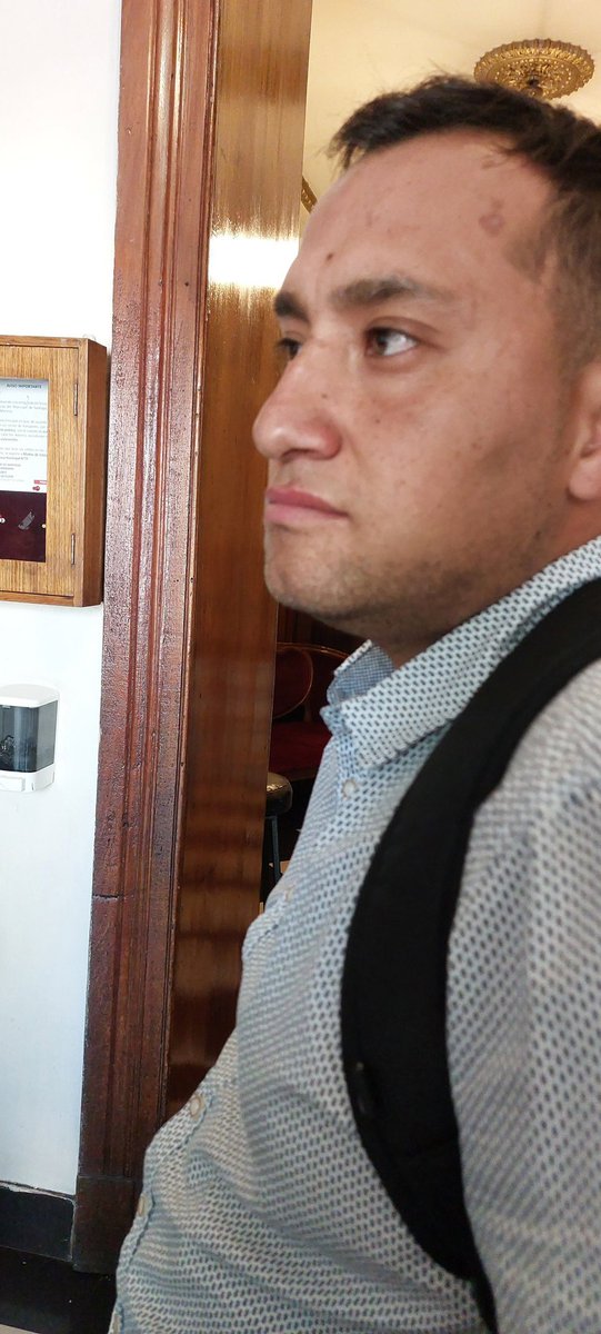 Bufalo_ST's tweet photo. El lacayo de @AlessandriFelip 
Alexis Gallardo Rojas
Intento hacer una funa y no pudo
Ni vecinos ni funcionarios quieren a alessandri en la comuna🤮🤮 https://t.co/cP2o8tFYwh