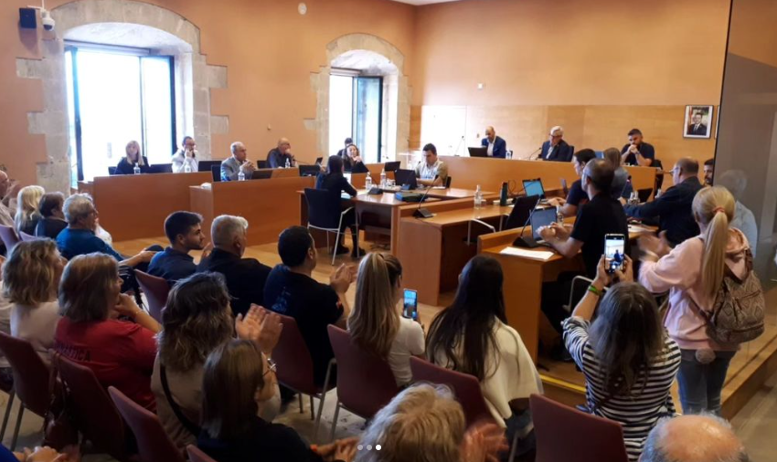OnaLaTorre's tweet photo. 🏛️L'Ajuntament de #Torredembarra aprova l'increment de l'IBI en un 17% i les taxes d'escombraries un 27%
🗞️https://t.co/CZaQ2fKAz8 https://t.co/9EAdhbzap3