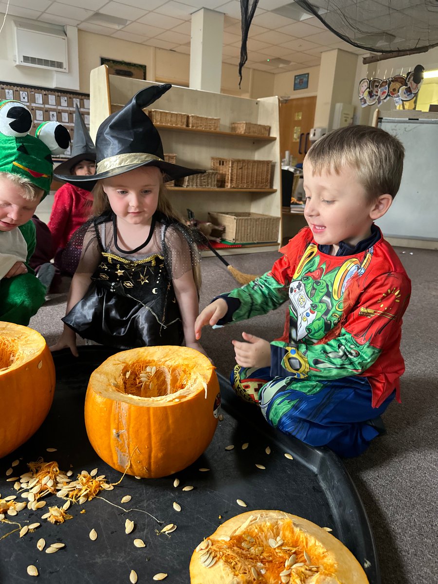 St_Andrew_Apost's tweet photo. EYFS have had an exciting dress up day, linked to our Room on the Broom story of the week!ππ§π½ββοΈπ§ͺπ« Reception even invited Nursery to watch their retelling of the story. They were brilliant at playing the characters they had dressed up as! πππ½#SuccessfulSATA #SuccessfulReading https://t.co/ROD0utlpse