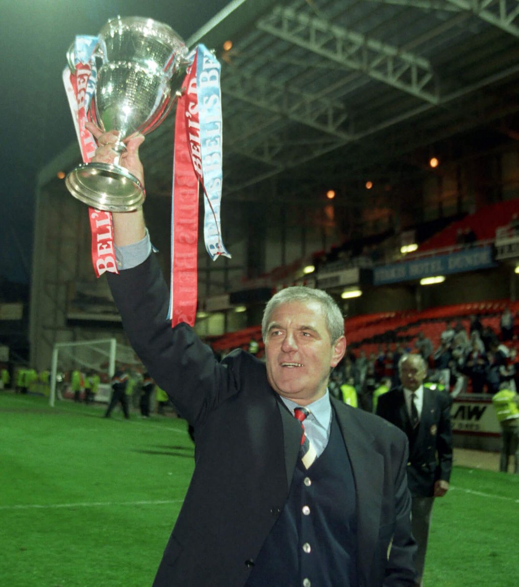 oldrangerspics's tweet photo. Walter Smith celebrates @RangersFC ninth consecutive title win in 1997.

#oldrangerspics #RangersFC https://t.co/Vow0u9ETHh