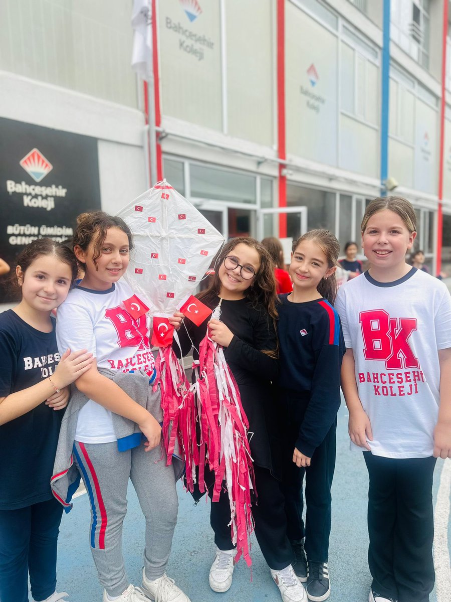 5. sınıf öğrencilerimiz “Cumhuriyet’in 100. Yılı” için hazırlamış oldukları Türk bayraklı uçurtmalarını uçurdular 🪁🪁🪁
#bahcesehirnilüferkampüs♥️💙